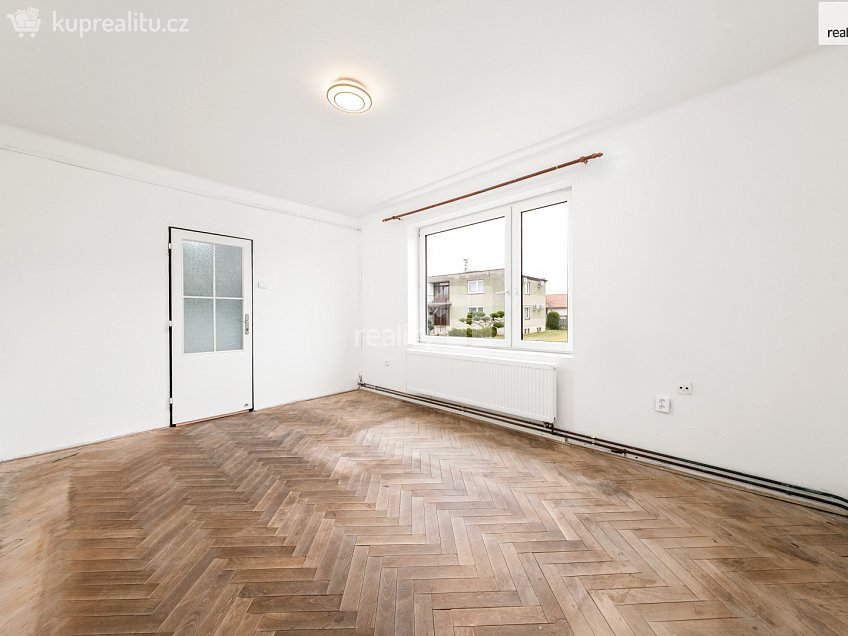 Prodej bytu 3+1 88 m^2 Bytovky, Veltruby 