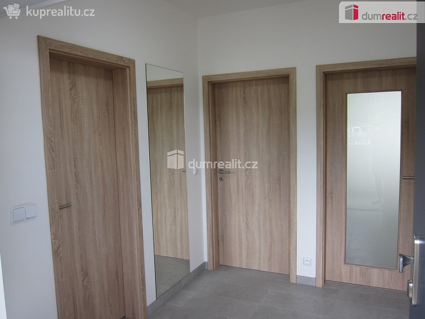 Pronájem bytu 2+kk 58 m^2 Mezi vodami, Praha 12 