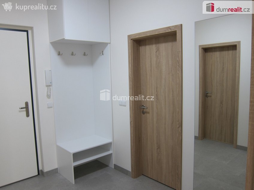 Pronájem bytu 2+kk 58 m^2 Mezi vodami, Praha 12 