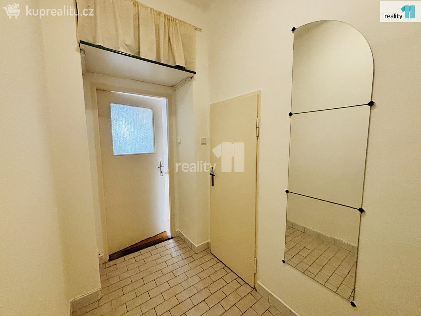 Pronájem bytu 1+kk 24 m^2 Biskupcova, Praha 3 