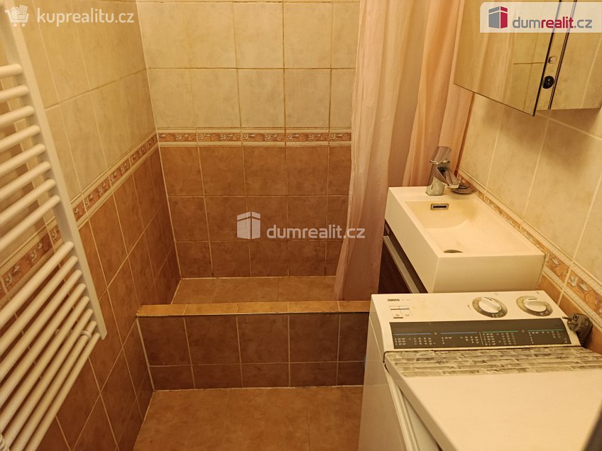 Pronájem bytu 2+kk 43 m^2 Urbánkova, Praha 12 