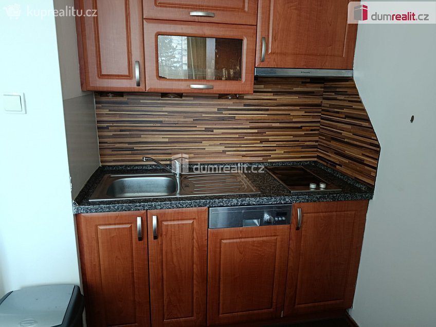 Pronájem bytu 2+kk 43 m^2 Urbánkova, Praha 12 