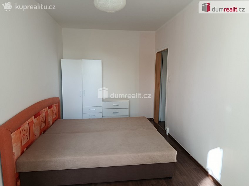 Pronájem bytu 2+kk 43 m^2 Urbánkova, Praha 12 