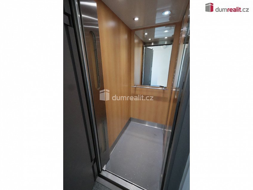 Pronájem bytu 2+kk 42 m^2 Malkovského, Praha 18 