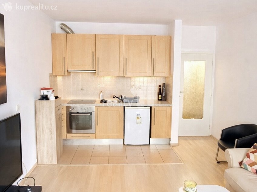 Pronájem bytu 1+kk 50 m^2 Pod Bohdalcem I, Praha 10 
