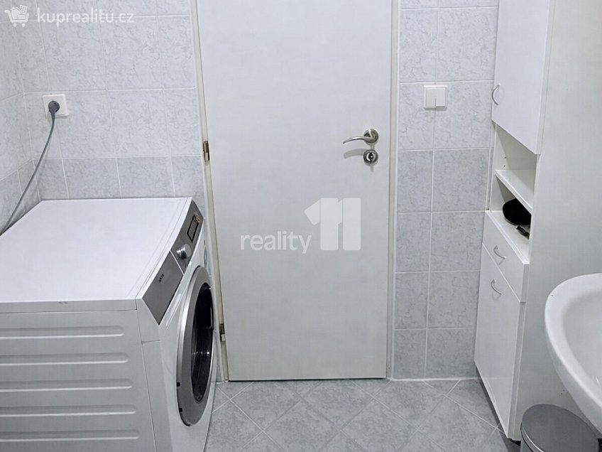 Pronájem bytu 1+kk 50 m^2 Pod Bohdalcem I, Praha 10 