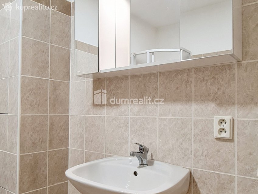 Pronájem bytu 1+kk 37 m^2 Roztocká, Úholičky 