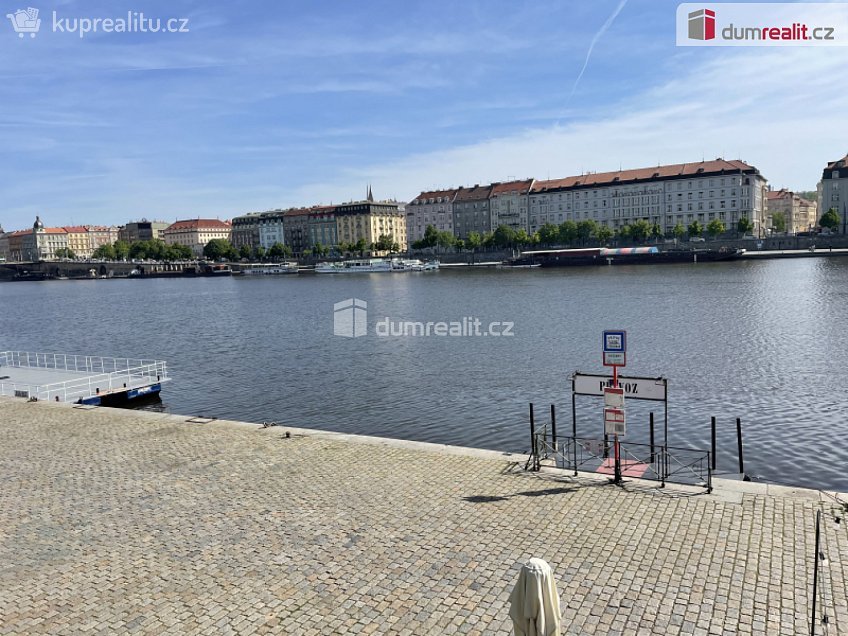 Pronájem bytu 1+kk 48 m^2 Na Valentince, Praha 5 