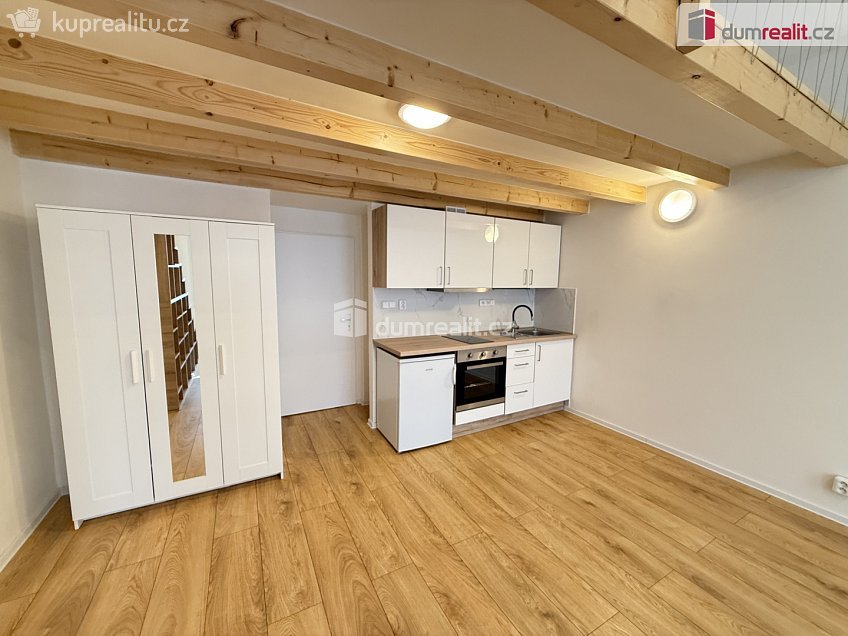 Pronájem bytu 1+kk 48 m^2 Na Valentince, Praha 5 