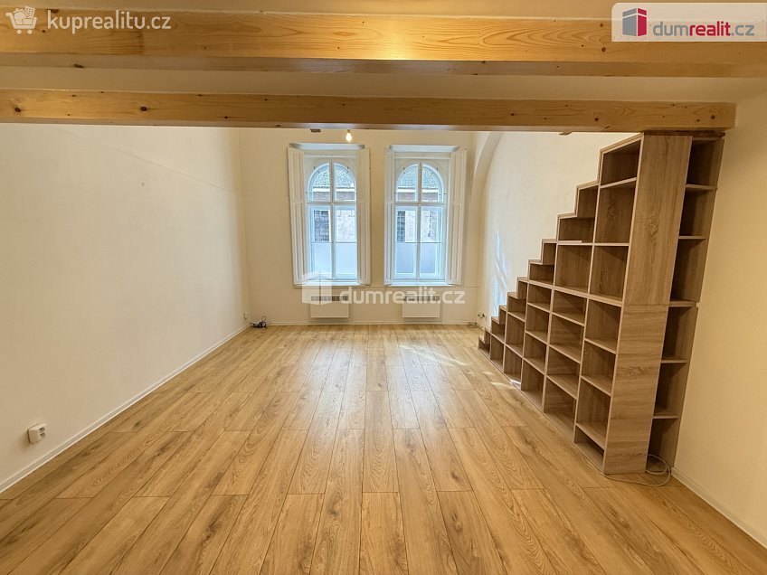 Pronájem bytu 1+kk 48 m^2 Na Valentince, Praha 5 