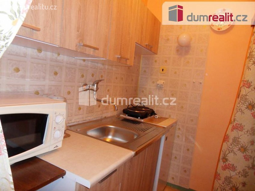 Pronájem bytu 1+kk 34 m^2 U hranic, Praha 10 