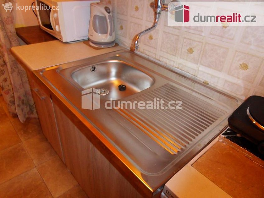 Pronájem bytu 1+kk 34 m^2 U hranic, Praha 10 