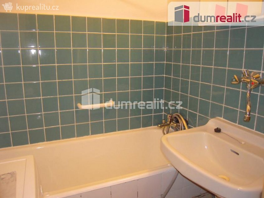 Pronájem bytu 1+kk 34 m^2 U hranic, Praha 10 