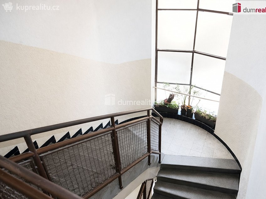 Pronájem bytu 1+kk 62 m^2 Mošnova, Praha 5 