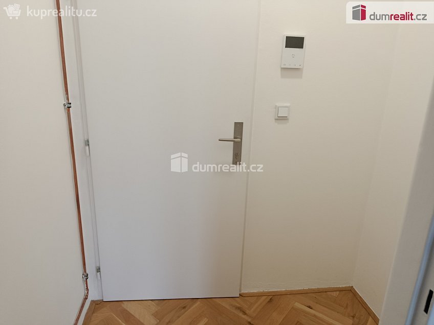 Pronájem bytu 1+kk 21 m^2 Ve struhách, Praha 6 