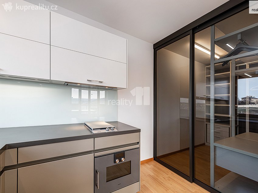 Pronájem bytu 2+kk 78 m^2 Smolenská, Praha 10 