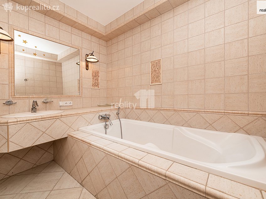 Pronájem bytu 2+kk 78 m^2 Smolenská, Praha 10 