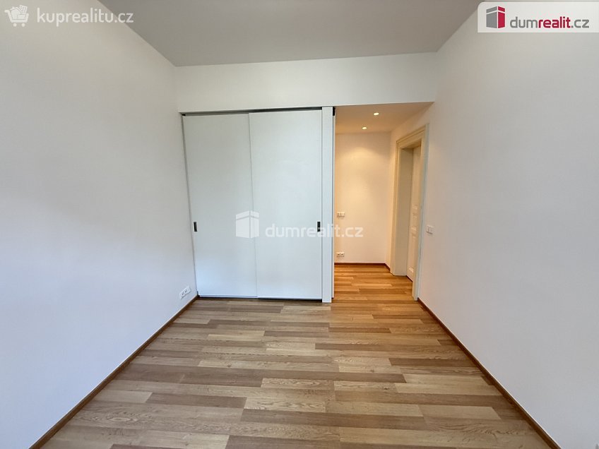 Pronájem bytu 2+1 68 m^2 U Nikolajky, Praha 5 