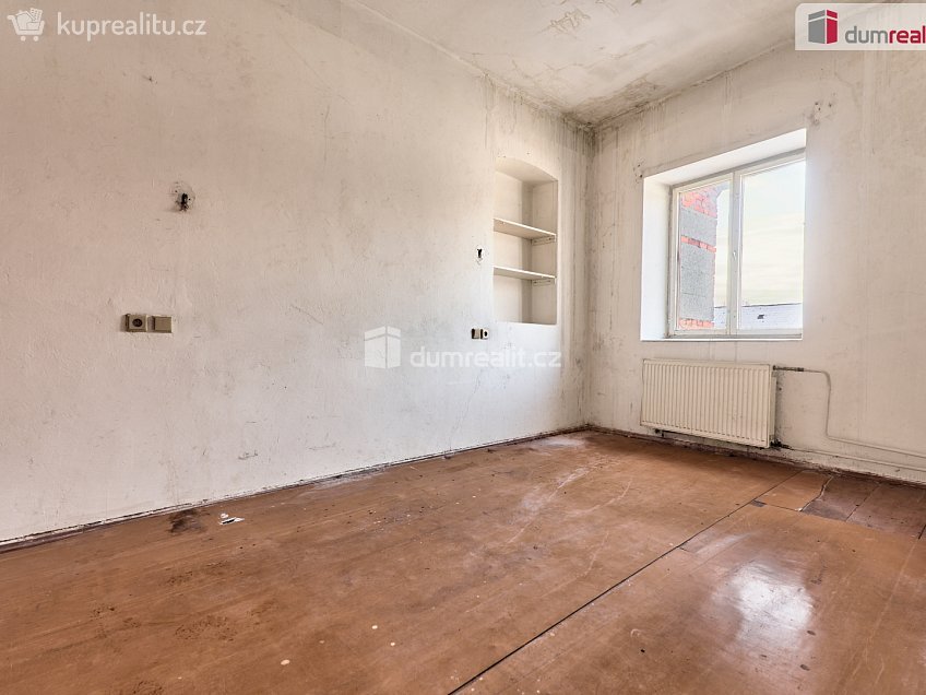 Prodej  rodinného domu 200 m^2 náměstí, Kravaře 