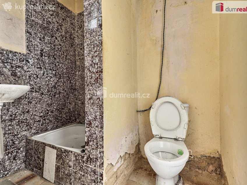 Prodej  rodinného domu 200 m^2 náměstí, Kravaře 