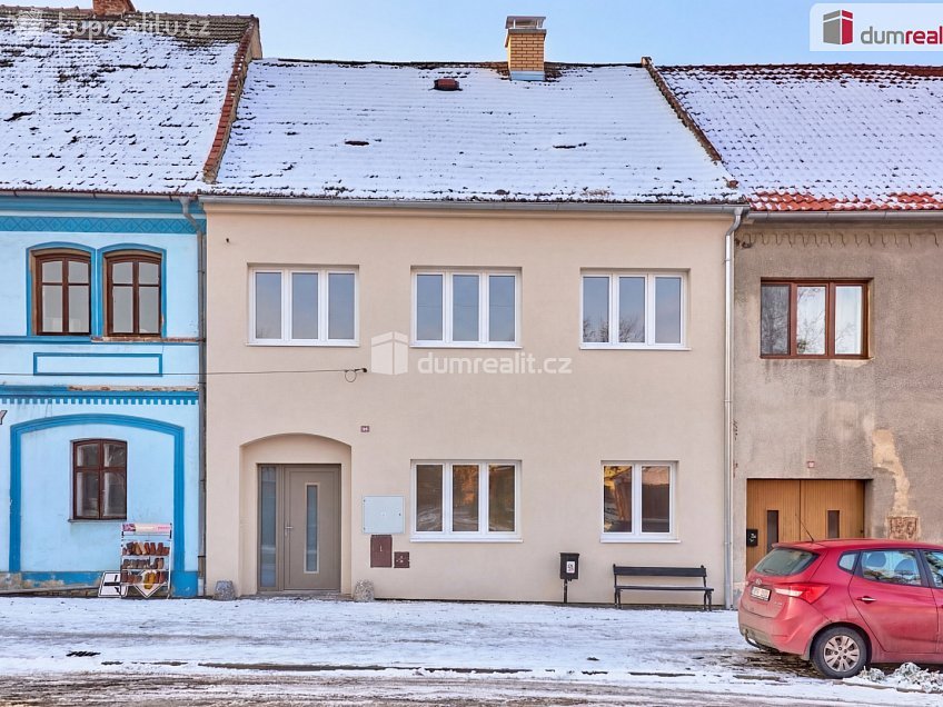 Prodej  rodinného domu 200 m^2 náměstí, Kravaře 