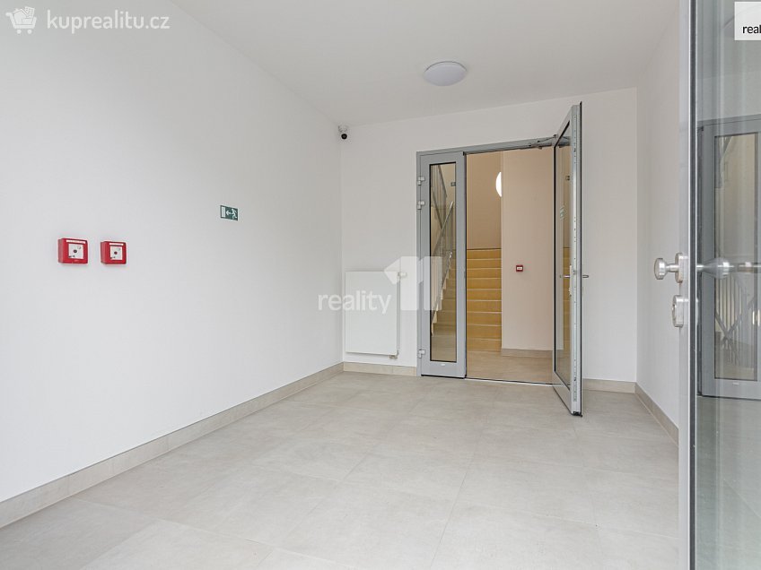 Pronájem bytu 2+kk 56 m^2 V Holešovičkách, Praha 8 