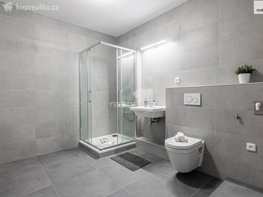 Pronájem bytu 2+kk 56 m^2 V Holešovičkách, Praha 8 