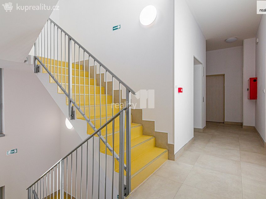 Pronájem bytu 2+kk 56 m^2 V Holešovičkách, Praha 8 