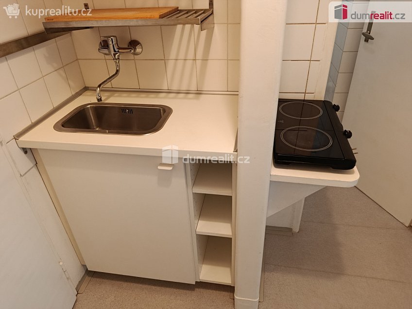 Pronájem bytu 1+kk 30 m^2 V předpolí, Praha 10 
