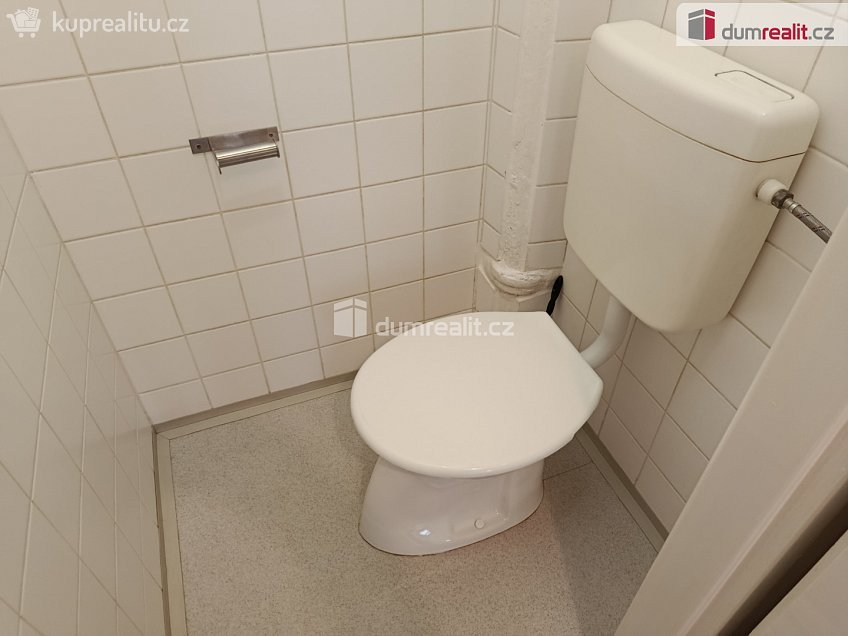 Pronájem bytu 1+kk 30 m^2 V předpolí, Praha 10 