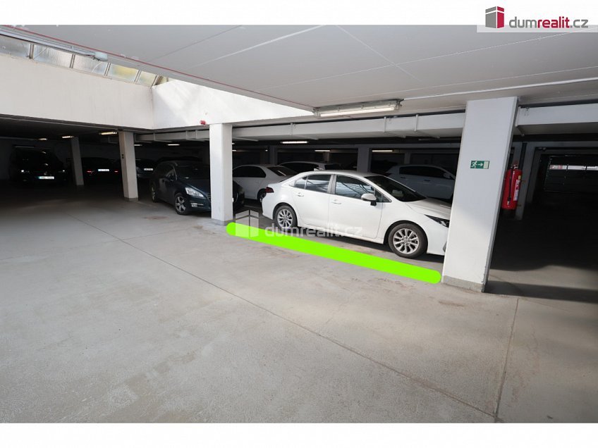 Pronájem  garáže 12 m^2 V kapslovně, Praha 3 