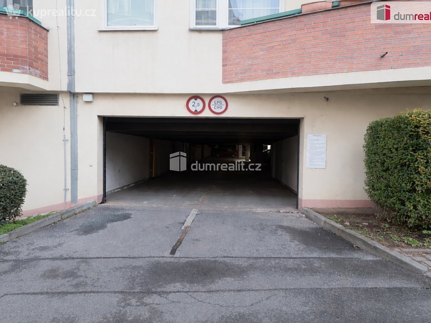 Pronájem  garáže 12 m^2 V kapslovně, Praha 3 