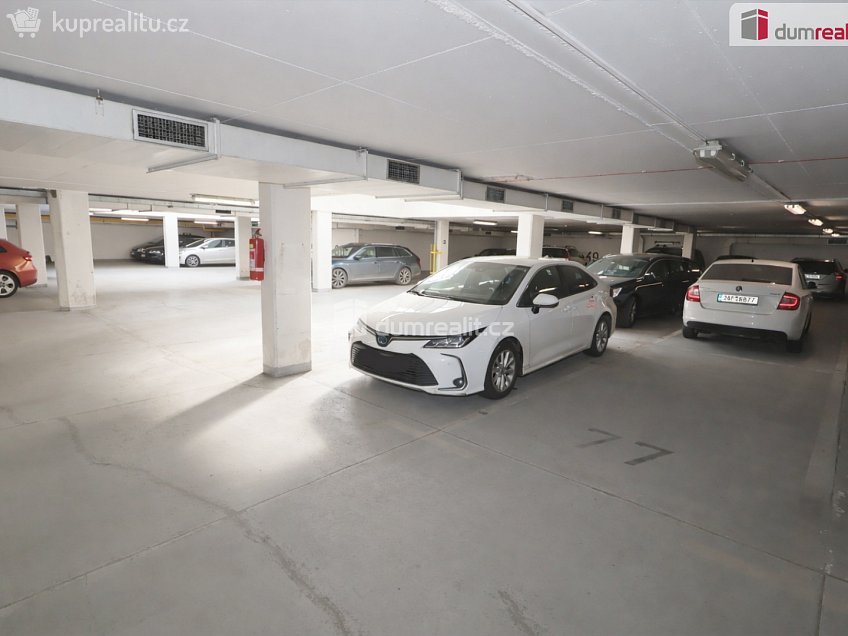 Pronájem  garáže 12 m^2 V kapslovně, Praha 3 