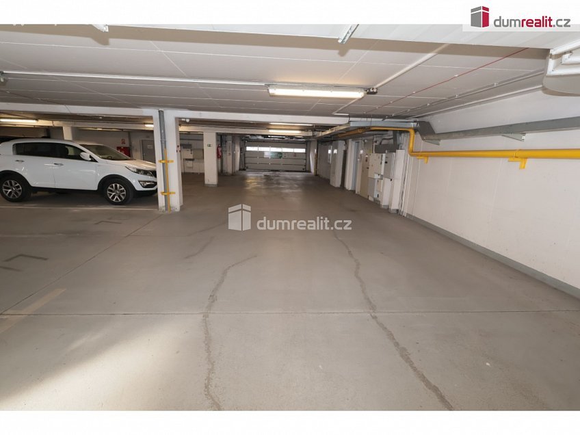 Pronájem  garáže 12 m^2 V kapslovně, Praha 3 