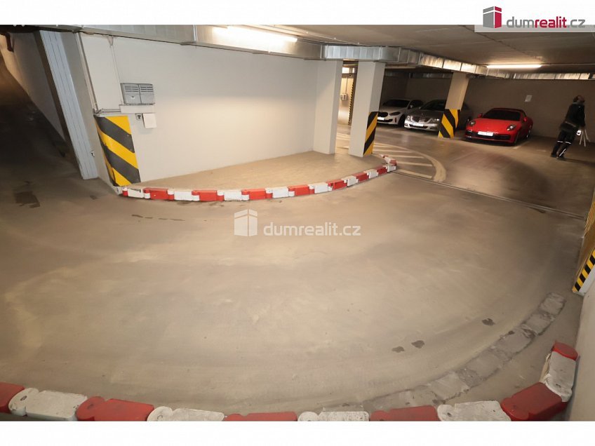 Pronájem  garáže 15 m^2 Korunní, Praha 10 