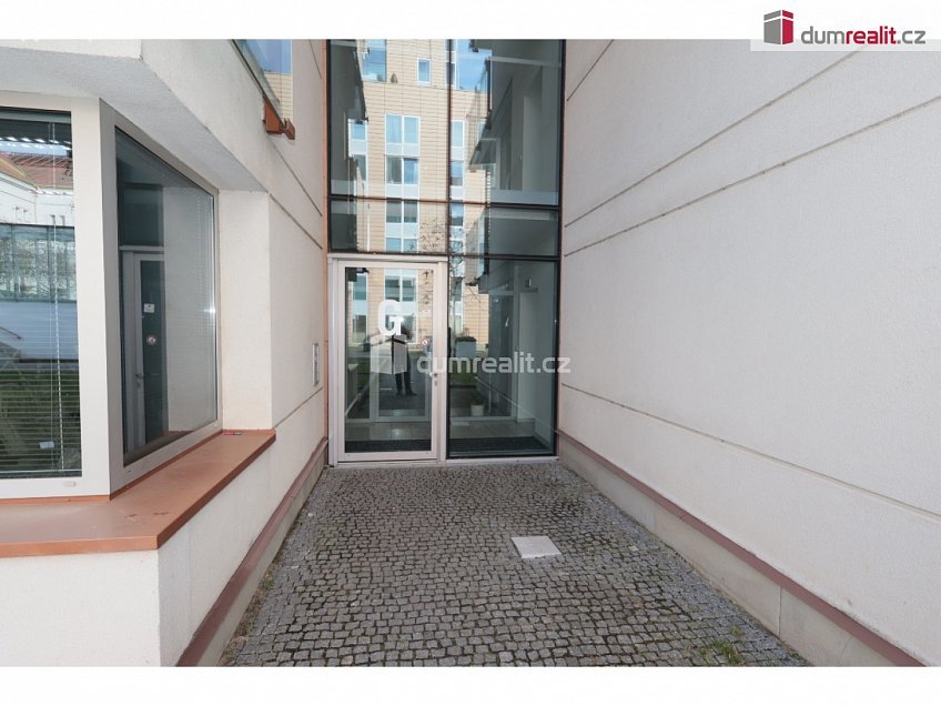 Pronájem  garáže 15 m^2 Korunní, Praha 10 