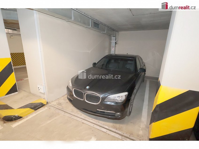 Pronájem  garáže 15 m^2 Korunní, Praha 10 