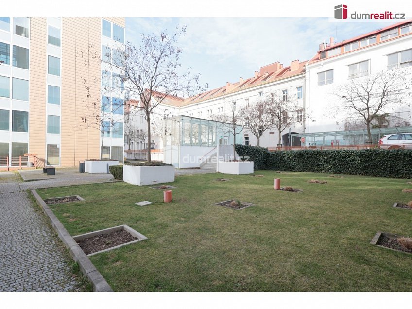 Pronájem  garáže 15 m^2 Korunní, Praha 10 