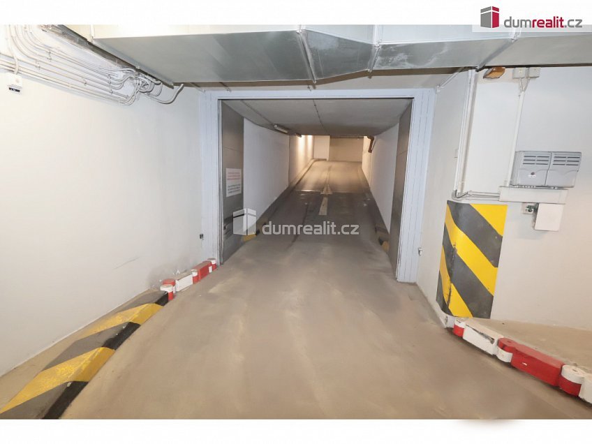 Pronájem  garáže 15 m^2 Korunní, Praha 10 