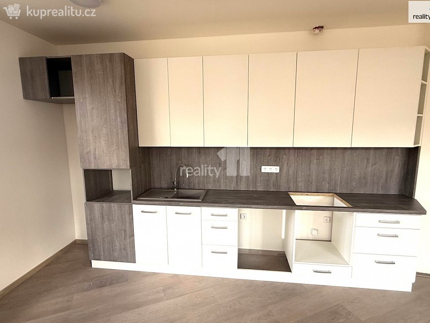 Pronájem bytu 2+kk 74 m^2 Hanusova, Praha 4 