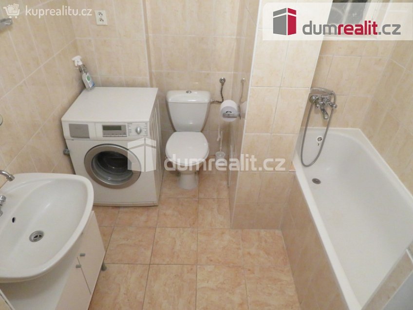 Pronájem bytu 1+kk 32 m^2 náměstí Interbrigády, Praha 6 