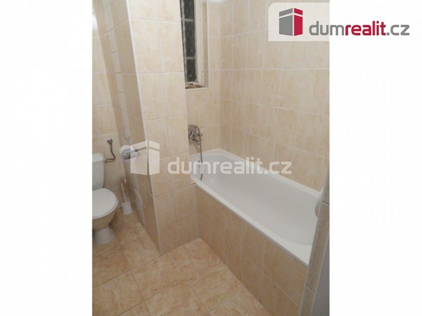 Pronájem bytu 1+kk 32 m^2 náměstí Interbrigády, Praha 6 