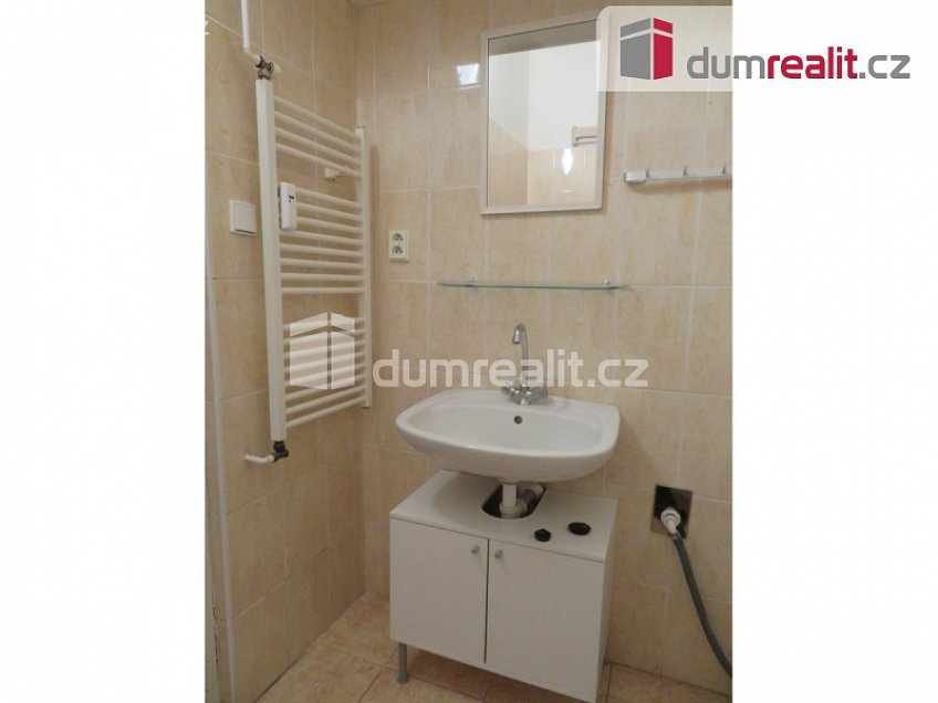 Pronájem bytu 1+kk 32 m^2 náměstí Interbrigády, Praha 6 