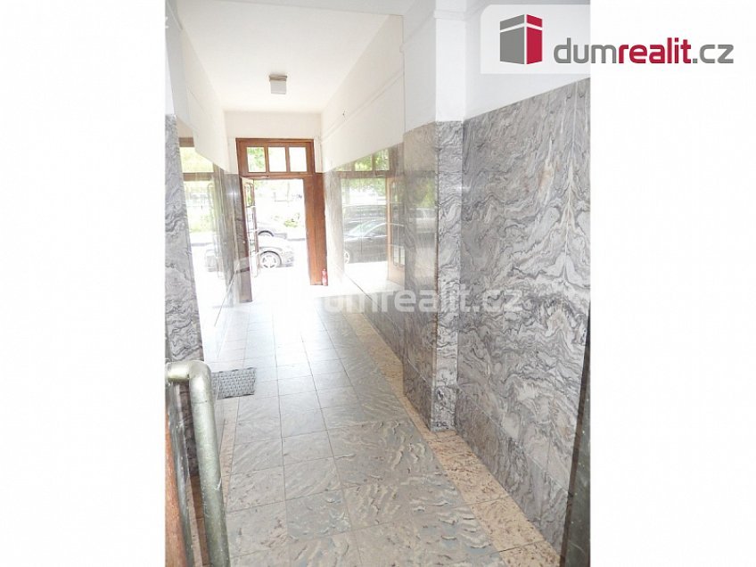 Pronájem bytu 1+kk 32 m^2 náměstí Interbrigády, Praha 6 