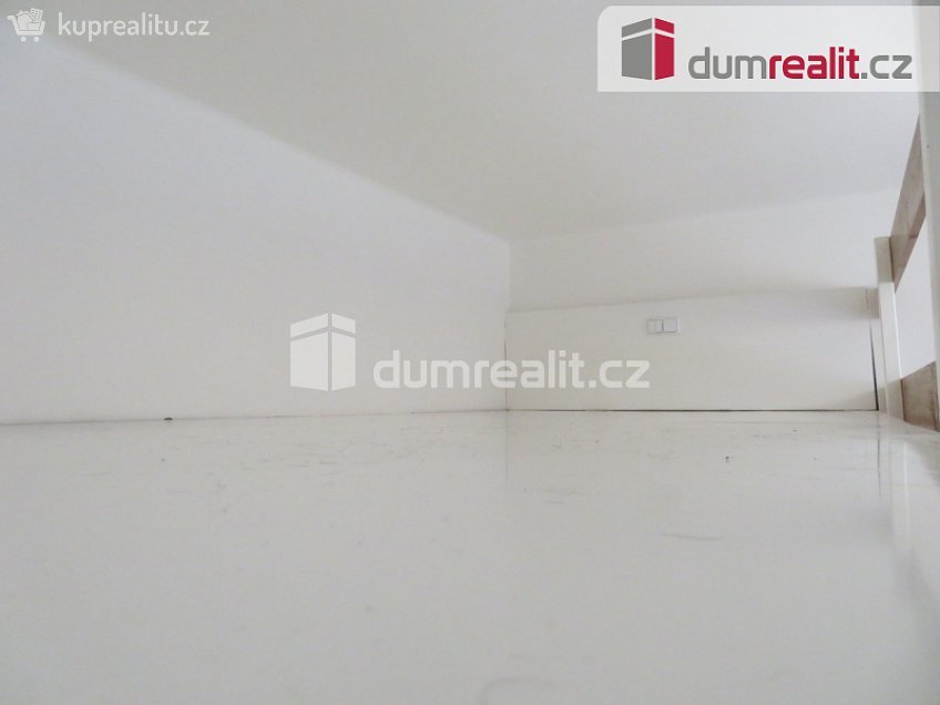 Pronájem bytu 1+kk 32 m^2 náměstí Interbrigády, Praha 6 