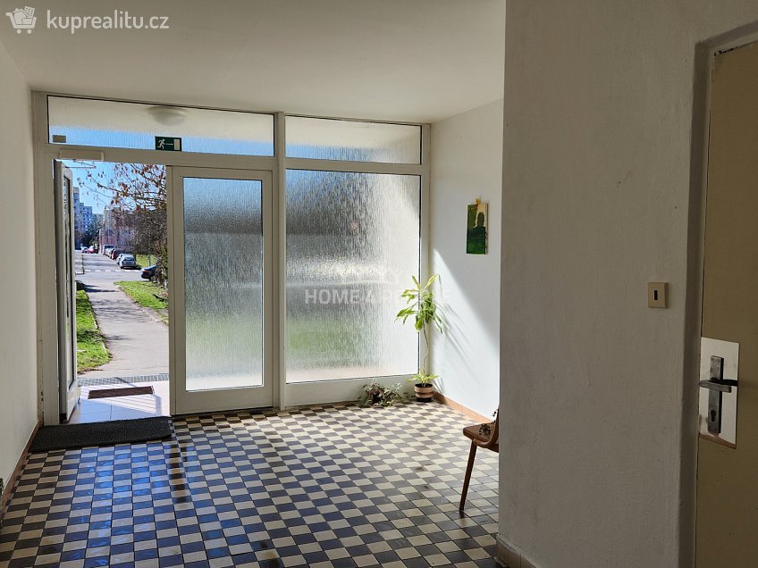 Pronájem bytu 2+kk 39 m^2 Rabyňská, Praha 12 