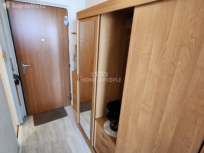 Pronájem bytu 2+kk 39 m^2 Rabyňská, Praha 12 