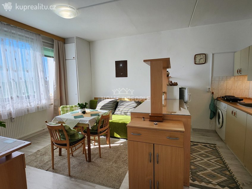 Pronájem bytu 2+kk 39 m^2 Rabyňská, Praha 12 