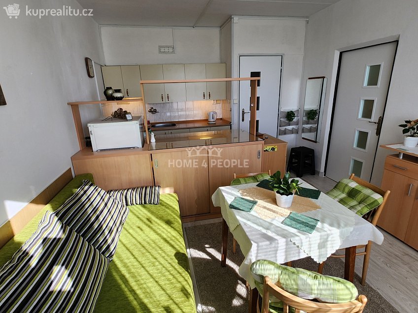 Pronájem bytu 2+kk 39 m^2 Rabyňská, Praha 12 