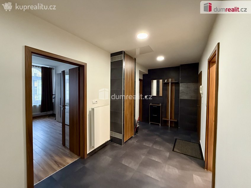 Pronájem bytu 2+1 73 m^2 Hlavní třída, Mariánské Lázně 